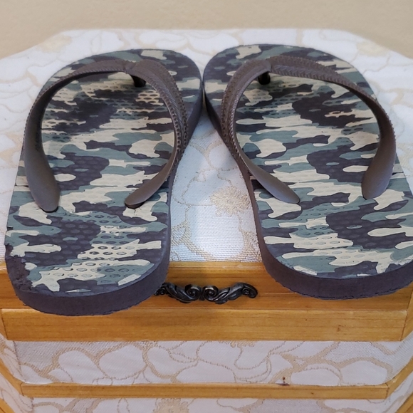 Camo Flip Flops - Picture 5 of 6